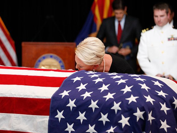 Vợ McCain hôn lên linh cữu của chồng