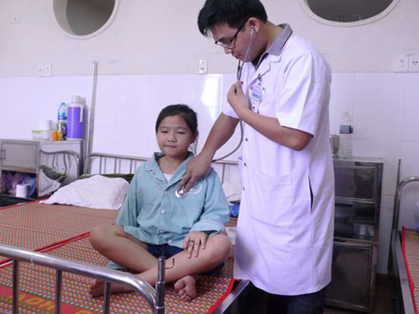 Vụ cô bé mắc bệnh 'mồ hôi máu': Chưa có phác đồ điều trị