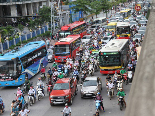Ngày làm việc cuối cùng trước kỳ nghỉ 2/9: Hàng nghìn người chen chúc tại bến xe, cửa ngõ kẹt cứng
