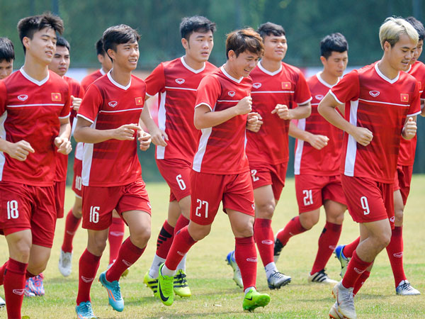 Hàng trăm học sinh Indonesia dõi theo buổi tập của Olympic Việt Nam