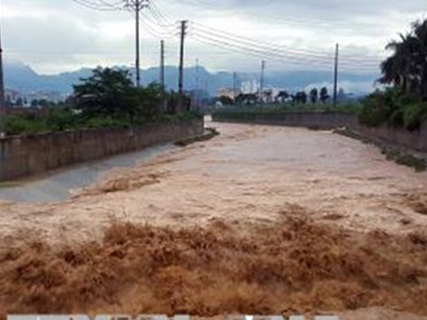 Hòa Bình: 3 cảnh sát bị thương do sập tường bao và điện giật trong mưa