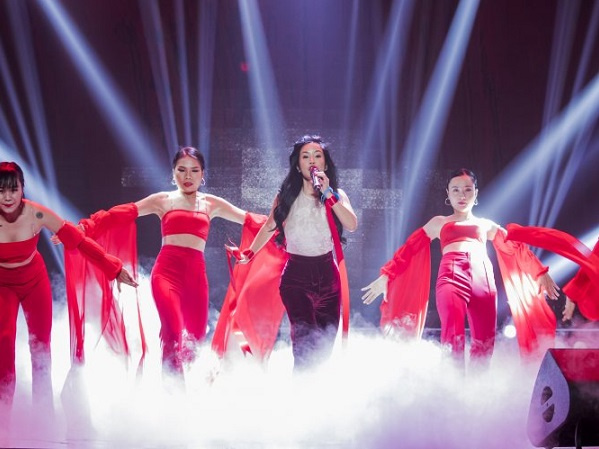 Hồng Nhung cover 'Bùa yêu', fan mừng vì Diva không còn... quên lời