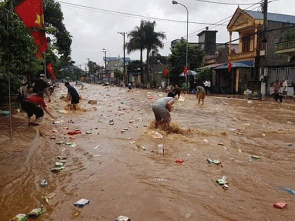 Kho hàng siêu thị ở Sơn La bị lũ cuốn, người dân lao ra vớt