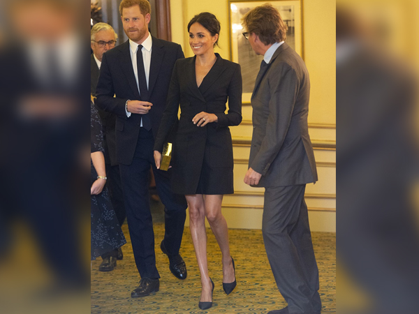 Mặc váy trên gối, Meghan Markle phá vỡ nguyên tắc Hoàng gia Anh