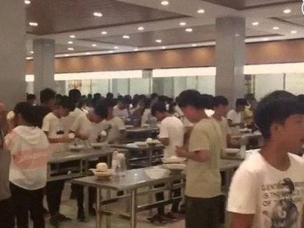 Một trường học Trung Quốc dẹp hết ghế trong căng tin để học sinh đứng ăn cho nhanh, học cho nhiều