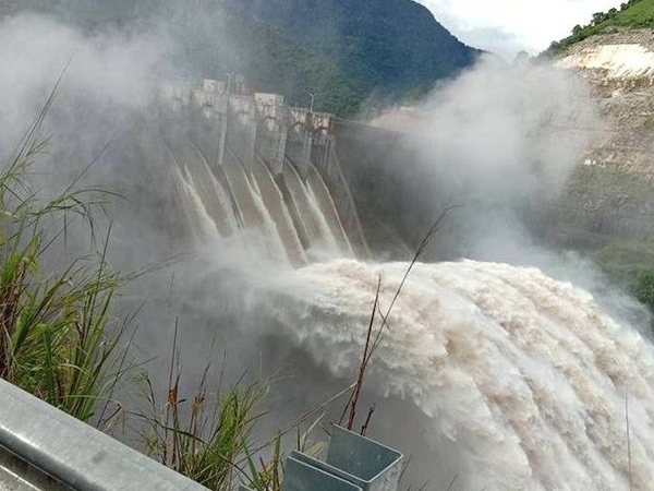 Nghệ An: Đập thủy điện xả lũ do mực nước cao lịch sử, cầu Bản Vẽ dài hơn 90m bị cuốn phăng