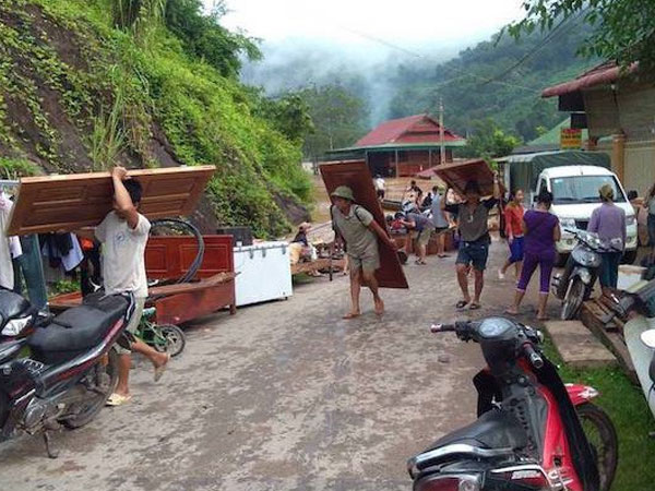 Nhà bị nước lũ 'nuốt chửng', người dân nháo nhác tháo cửa mang lên đường cất