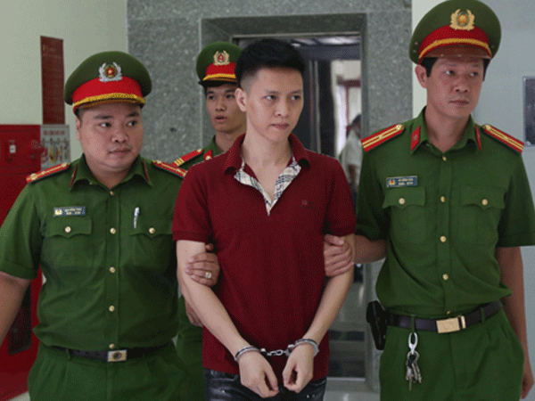 Nỗi sợ ám ảnh bé 10 tuổi sau nhiều tháng bị bố, mẹ kế bạo hành