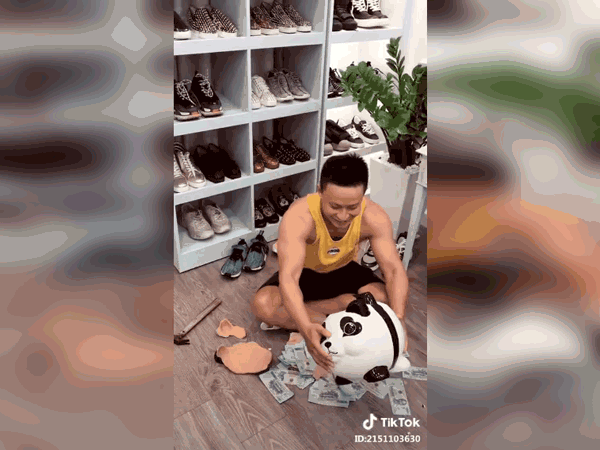 Soái ca đập heo đất to đùng, tiền chảy ra như suối, nhưng điều khiến dân mạng 'lác mắt' lại ở sau lưng anh ấy