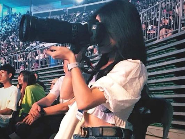 Vào hậu trường gặp BTS, Hòa Minzy bị chỉ trích xâm phạm đời tư