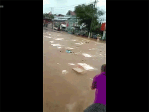 Video: Kho hàng siêu thị ở Sơn La bị lũ cuốn, người dân lao ra vớt