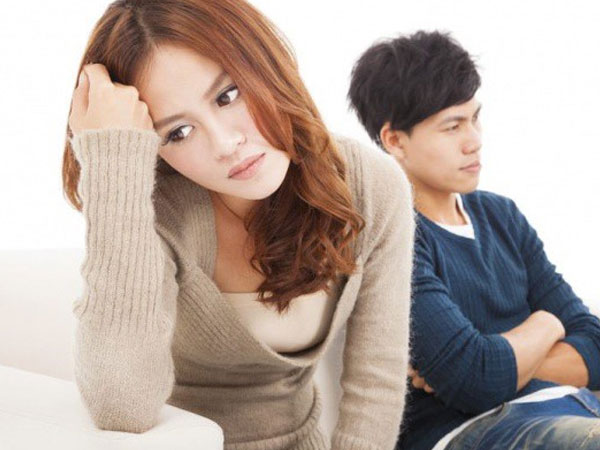 Gắp miếng thịt trên đĩa, nhìn sang thấy bố chồng đang nguýt dài để rồi khi biết được lí do tôi chỉ muốn ra ăn riêng ngay lập tức