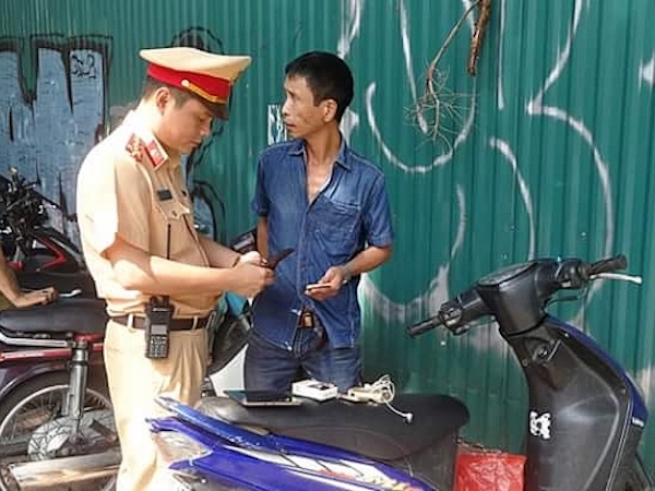 Hà Nội: Bắt giữ người đàn ông điều khiển xe máy gắn biển số “lạ