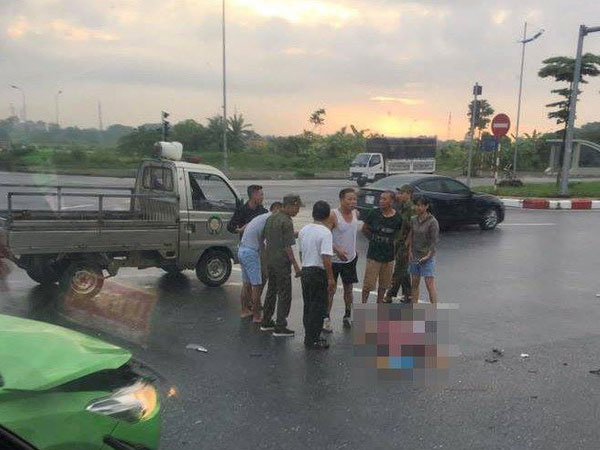 Hà Nội: Va chạm với xe taxi tại ngã tư, đôi vợ chồng tử vong thương tâm