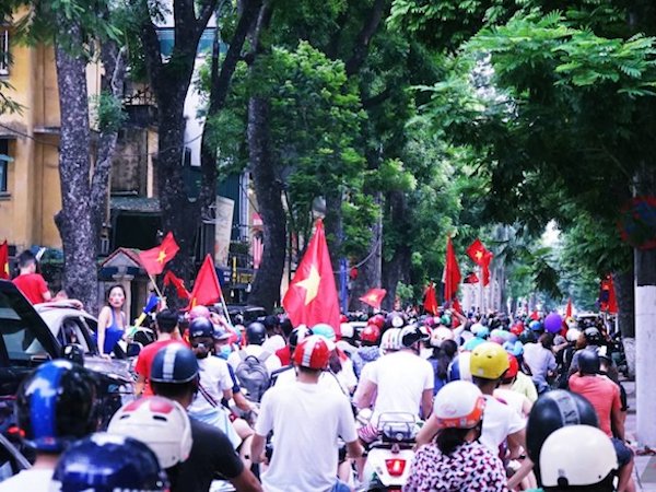 Không sao cả! Hàng nghìn CĐV vẫn xuống đường đi bão, cổ vũ cho tinh thần chiến đấu hết mình của Olympic Việt Nam