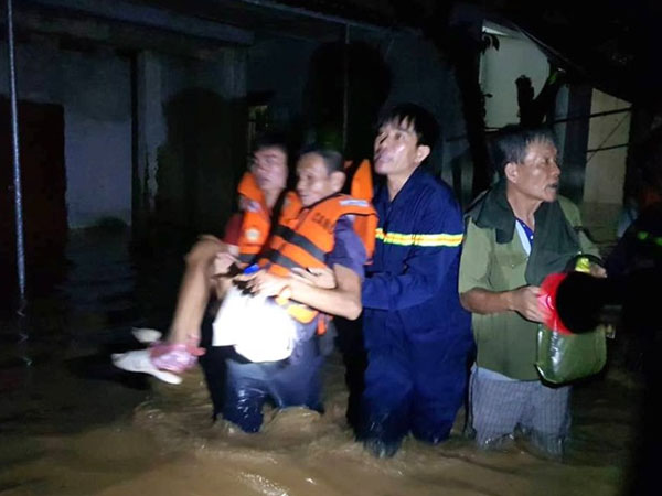 Thanh Hóa: Cảnh sát cứu hộ, cứu nạn ăn tạm bánh mì trắng đêm giải cứu người dân mắc kẹt trong rốn lũ