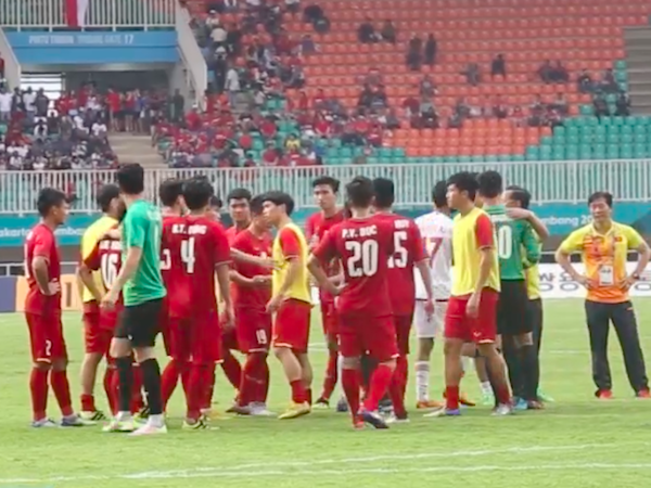 Video: Olympic Việt Nam buồn bã tri ân CĐV trên khán đài