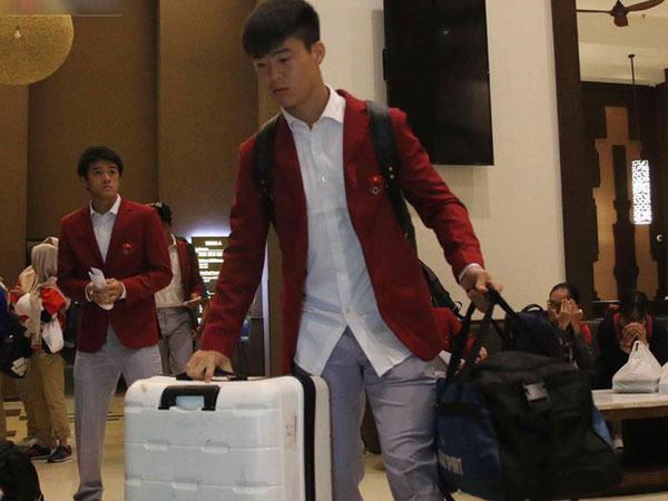 Cầu thủ Olympic Việt Nam nén nỗi buồn, sắp xếp hành lý lên đường về nước