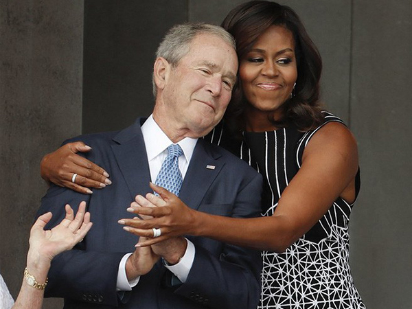 Hành động ngọt ngào của ông Bush tới bà Michelle Obama tại lễ tang thượng nghị sĩ McCain khiến cư dân mạng thích thú
