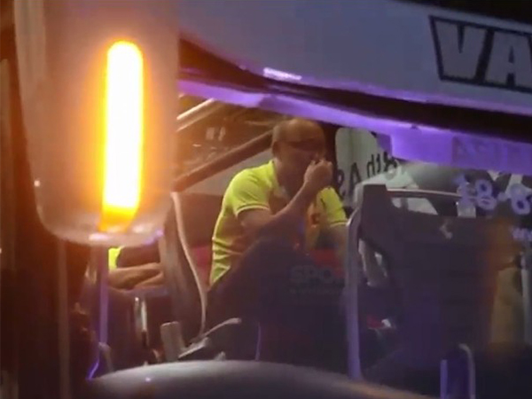 HLV Park Hang Seo khóc sụt sùi trên xe bus sau thất bại của Olympic Việt Nam