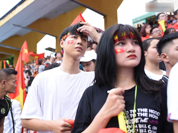 'Hot boy trường Y' gây chú ý khi xuất hiện trên khán đài cổ vũ Olympic Việt Nam cùng một cô gái lạ