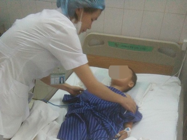 Lạng Sơn: Bố say rượu chém con trai 7 tuổi bị thương