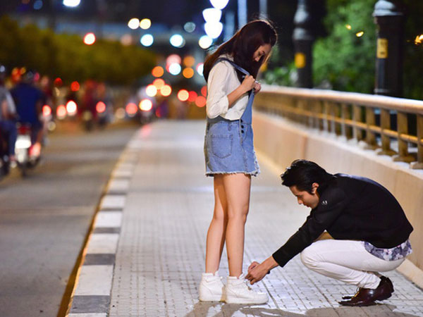 Mệt mỏi vì phải chăm vợ nhập viện đã đành, chồng choáng váng khi nghe lời thỏ thẻ của con gái nhỏ