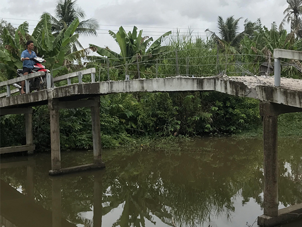 Nửa đêm, người đàn ông dẫn con trai và cháu nội đi đập phá cầu từ thiện