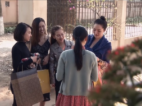 Quỳnh Búp Bê tập 7: Khán giả xúc động với khoảnh khắc ấm lòng dàn 'gái ngành' xúng xính quà cáp về quê ăn Tết