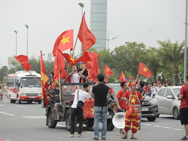 Video: Cổ động viên hồi hộp chờ đón đoàn Olympic Việt Nam về nước
