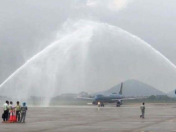 Video: Vòi rồng chào đón đoàn thể thao Việt Nam ở sân bay Nội Bài