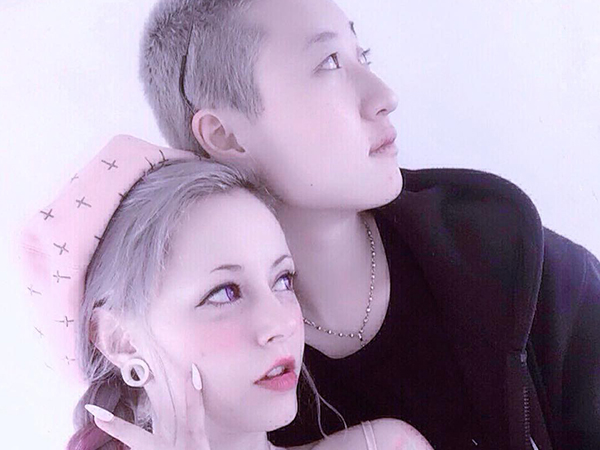 Bạn gái đồng tính xác nhận đính hôn với con rơi Thành Long, cả 2 cùng làm chủ studio chụp ảnh