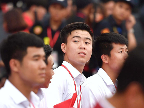 Đang dự lễ mừng công, Duy Mạnh vẫn 'tranh thủ' chạy ra ngoài mang nước cho bạn gái
