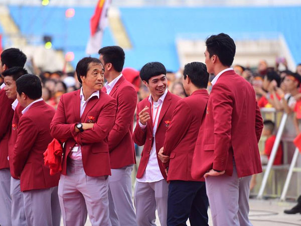 Hành động cực dễ thương của Công Phượng, Đức Chinh tại 'chảo lửa' Mỹ Đình