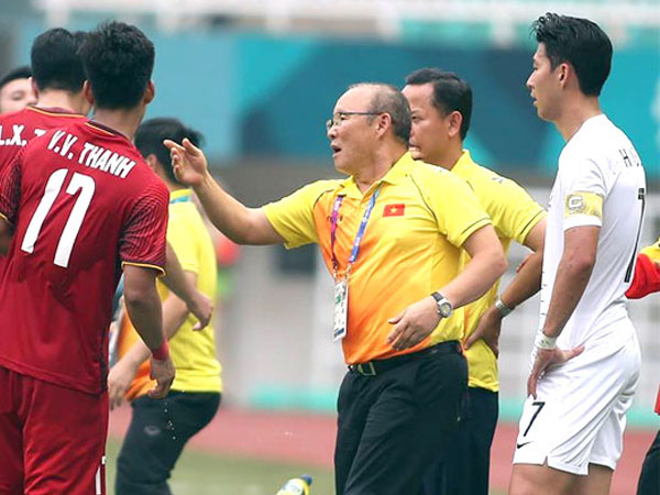 HLV Park lý giải hành động xoa đầu Son Heung-min khi bị 'nghe lỏm'