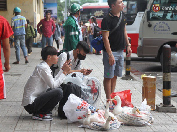 Kết thúc 3 ngày nghỉ lễ, người dân lỉnh kỉnh đồ đạc ùn ùn kéo về thành phố