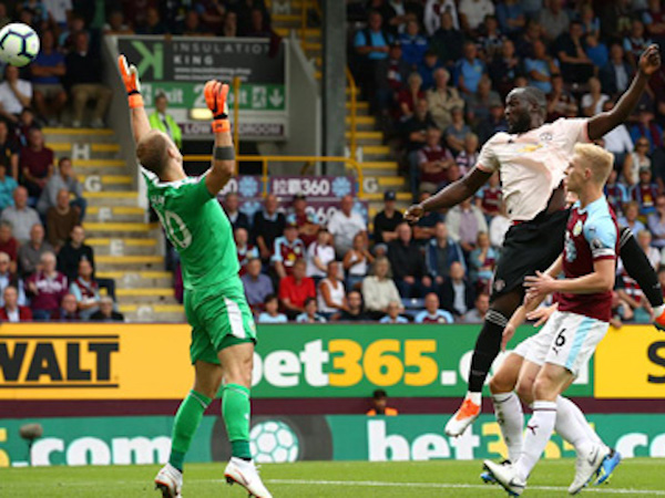 Lukaku lập cú đúp, M.U tạm thoát cơn khủng hoảng