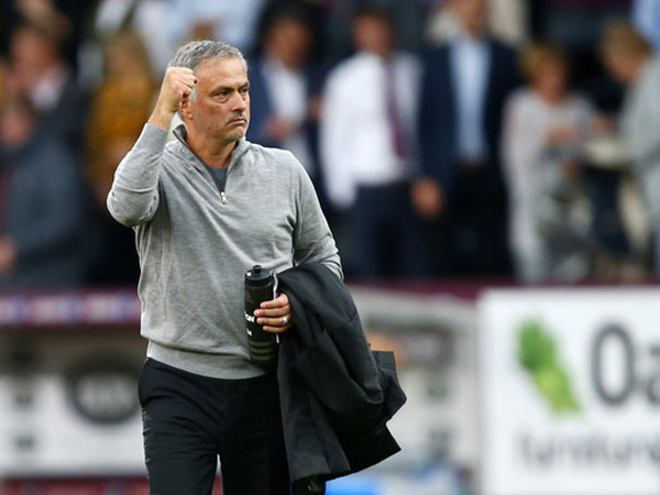Man United thắng trận, Mourinho khiến fan ngỡ ngàng với hành động chưa từng có