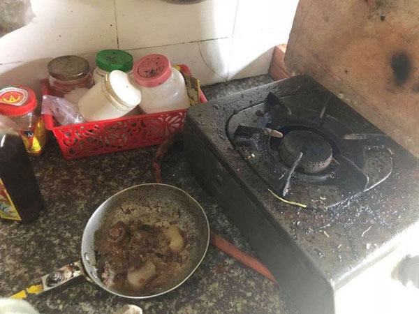 Ngày nghỉ lễ về quê chồng biến thành ngày hành xác vì mẹ chồng quá bẩn: Bát mấy ngày không rửa, bếp ngập cặn mỡ 'ngàn năm'