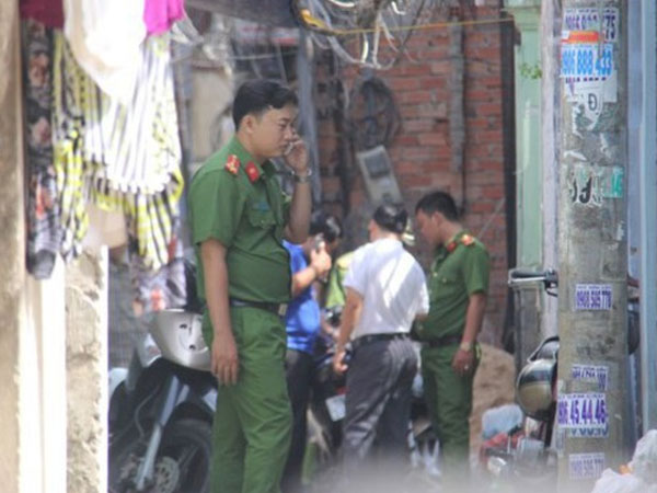 Nghi án chồng sát hại vợ rồi treo cổ tự tử, con trai khóc ngất trước cửa nhà