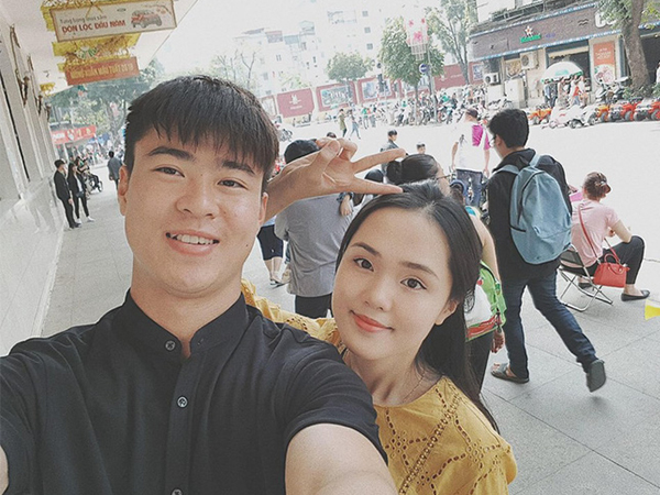 Nhan sắc 'kẹo ngọt', gia thế giàu có của Quỳnh Anh - cô gái khiến Duy Mạnh đang dự lễ mừng công vẫn tranh thủ ra gặp mặt