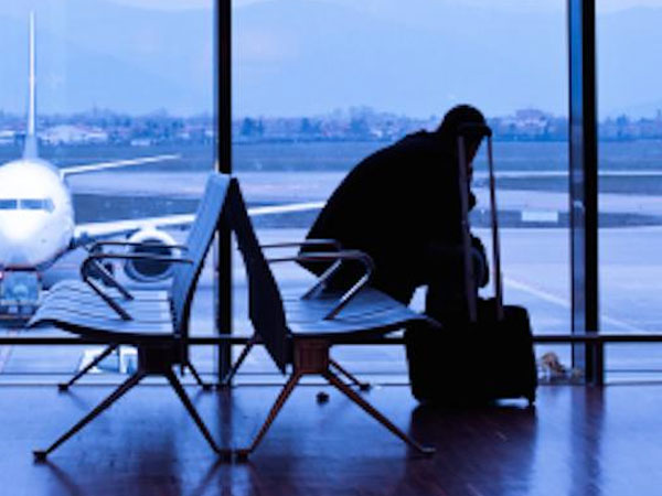 Ra sân bay đón sếp, tài xế chết lặng khi thấy người phụ nữ đi cùng