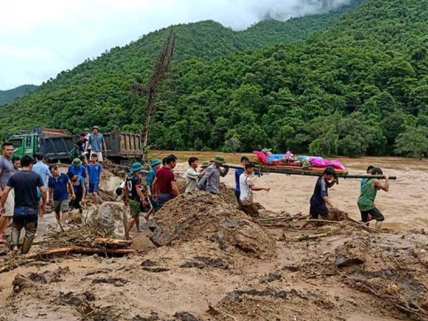 Thanh Hóa: Lặng bước trong bùn cáng thi thể ra khỏi dòng lũ