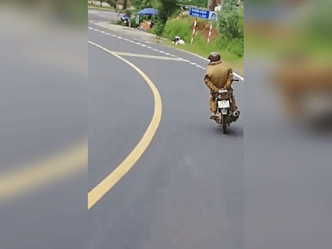 Video: Thót tim cảnh người đàn ông chắp hai tay sau lưng 'làm xiếc' trên xe máy đổ hết đèo Prenn