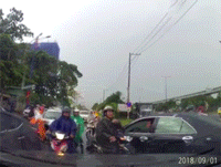 Video: Sau lời nhắc gay gắt, người đàn ông lao vào giải quyết mâu thuẫn bằng... mũ bảo hiểm