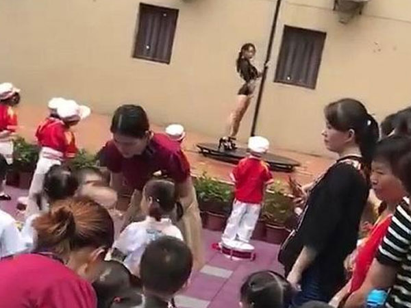Bất bình trước cảnh trường mẫu giáo mừng khai giảng bằng... múa cột