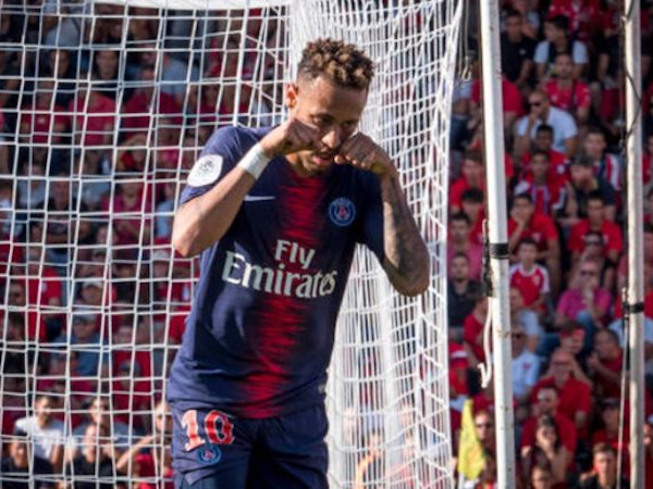 Bị chê trẻ con, Neymar chọc tức đối thủ bằng màn ăn mừng khóc nhè