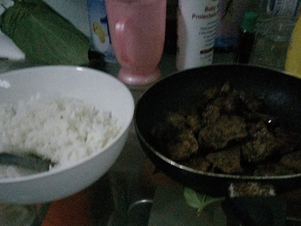 Gái đẻ mới 16 ngày đã hoang mang cầu cứu dân mạng vì cơm cữ, mẹ chồng nhất định không cho ăn rau