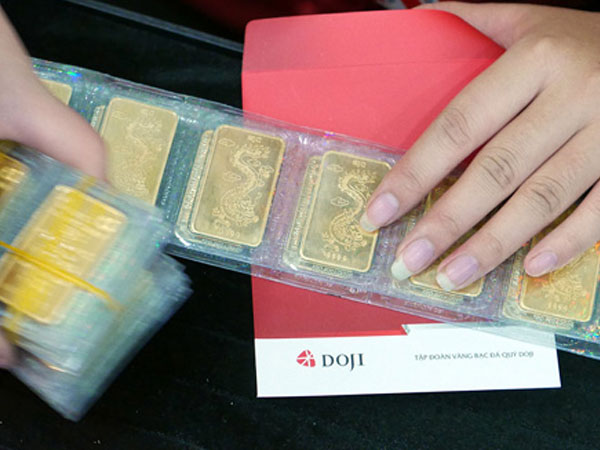 Giá vàng miếng giảm, USD tăng