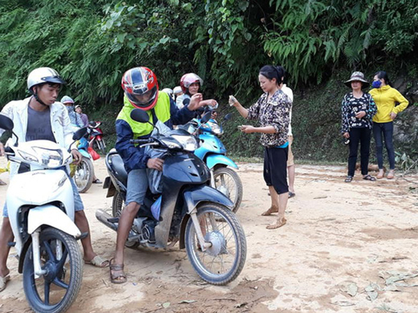 Lãnh đạo xã nói về clip công an bảo kê thu tiền qua điểm sạt lở với giá '10 ngàn thôi nhé'